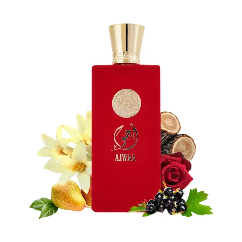 Parfum Ajwaa flacon rouge élégant entouré de fleurs blanches, poire et fruits rouges