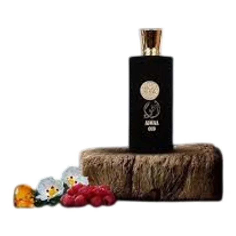 Parfum Adina Oud dans un flacon noir élégant posé sur un socle en bois avec des baies rouges.