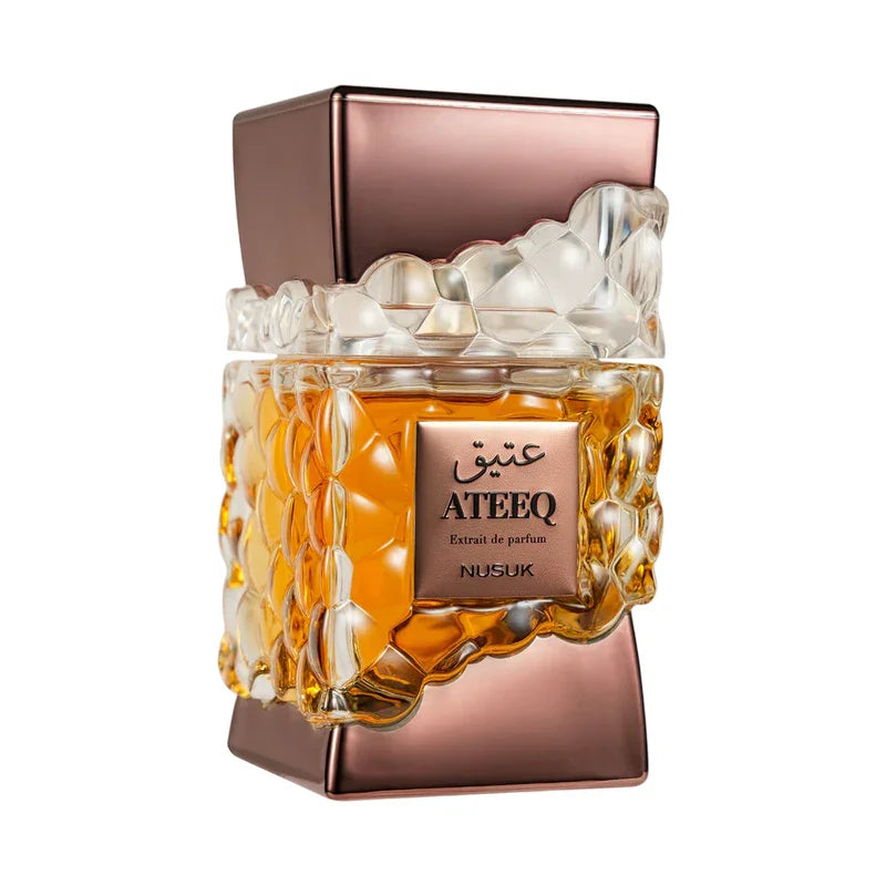 Parfum Ateeq Nusuk extrait de parfum dans un flacon décoratif ambré et doré.