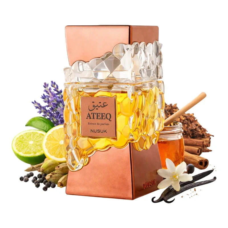 Extrait de parfum Ateeq Nusuk dans un flacon décoratif entouré d'agrumes et d'épices