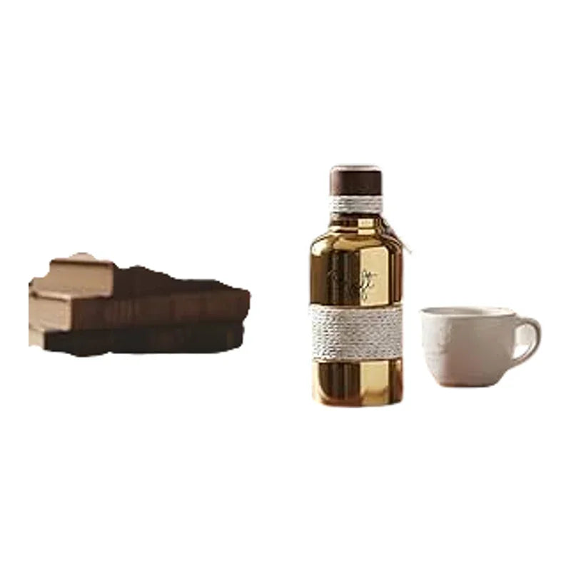 Flacon de parfum doré, chocolat et tasse de café sur fond blanc.