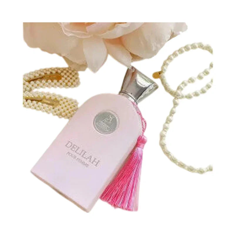 Parfum Delilah pour femme flacon rose avec pompon et perles élégantes