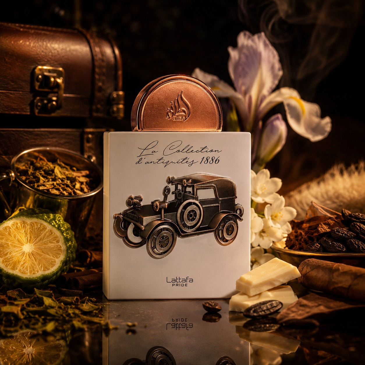 ARVOLA_SHOWCASE — The Collection D'Antiquites 1886 Lattafa Pride, photo artistique (mate, bergamote, iris, cannelle, feve tonka, jasmin, chocolat blanc, tabac, musc blanc, vanille)