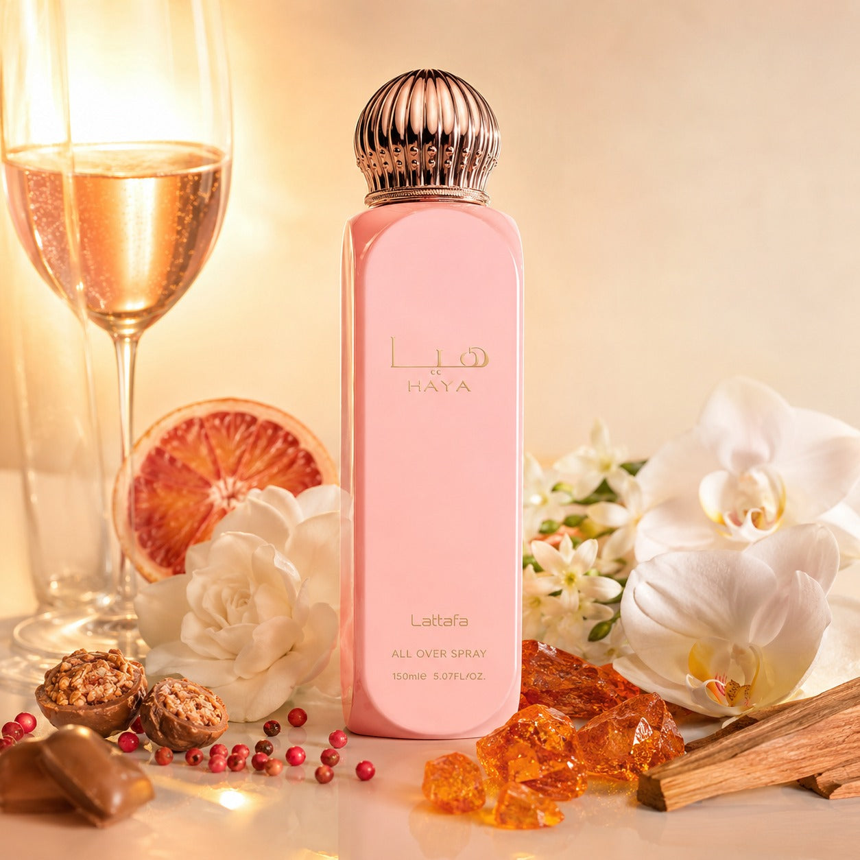 ARVOLA_SHOWCASE — Haya All Over Spray Asdaaf, photo artistique fond clair (champagne rosé, baies roses, orange sanguine, freesia, gardénia, orchidée vanille, jasmin, praliné, ambre, bois de santal)