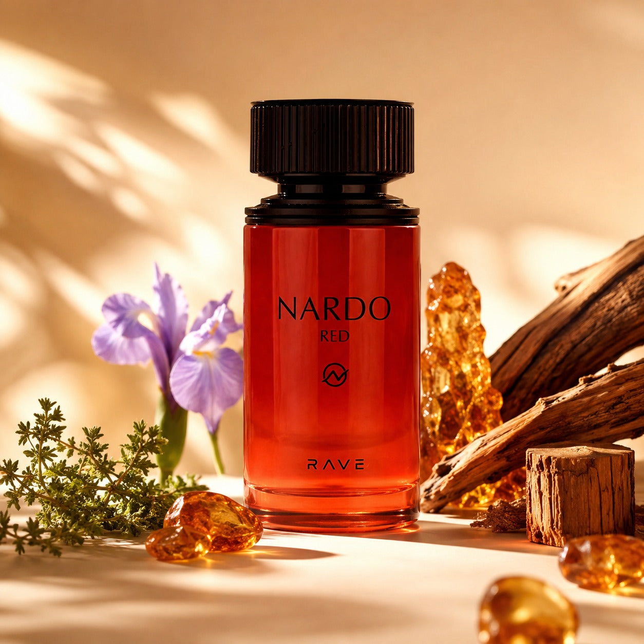 ARVOLA_SHOWCASE — Nardo Red Rave, photo artistique fond clair (notes balsamiques, notes herbales, iris, ambre, notes boisées, bois de santal)