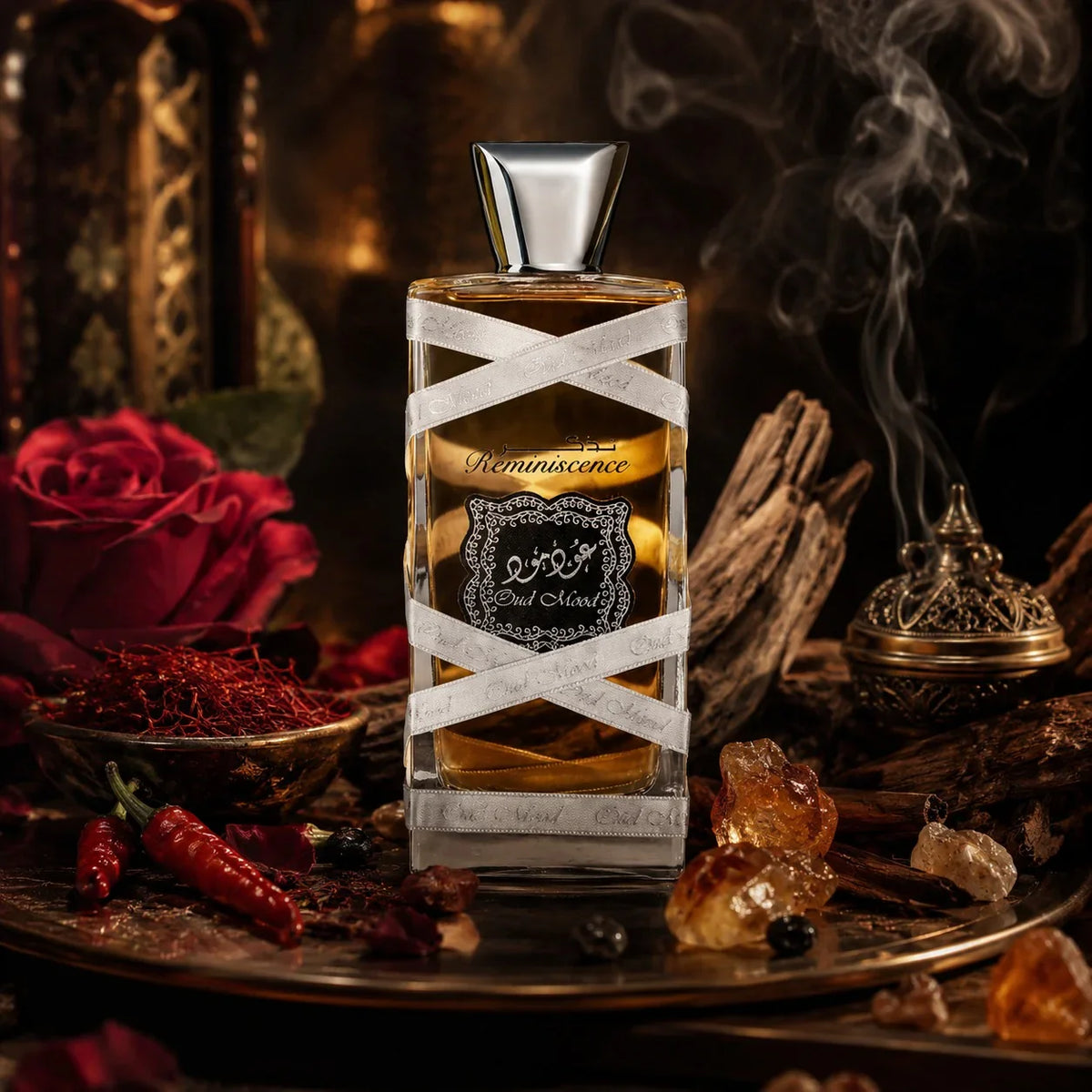 ARVOLA_SHOWCASE — Oud Mood Reminiscence Lattafa, photo artistique (safran, piment, rose, patchouli, caramel, oud, musc, encens, ambre, resines, notes boisees)