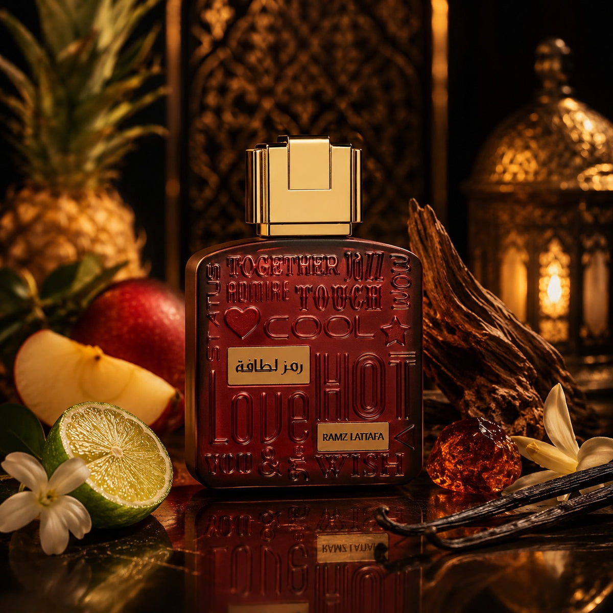 ARVOLA_SHOWCASE — Ramz Gold Lattafa, photo artistique (pomme, ananas, bergamote, bois de gaiac, jasmin, patchouli, bois de santal, musc, ylang-ylang, vanille, ambre)