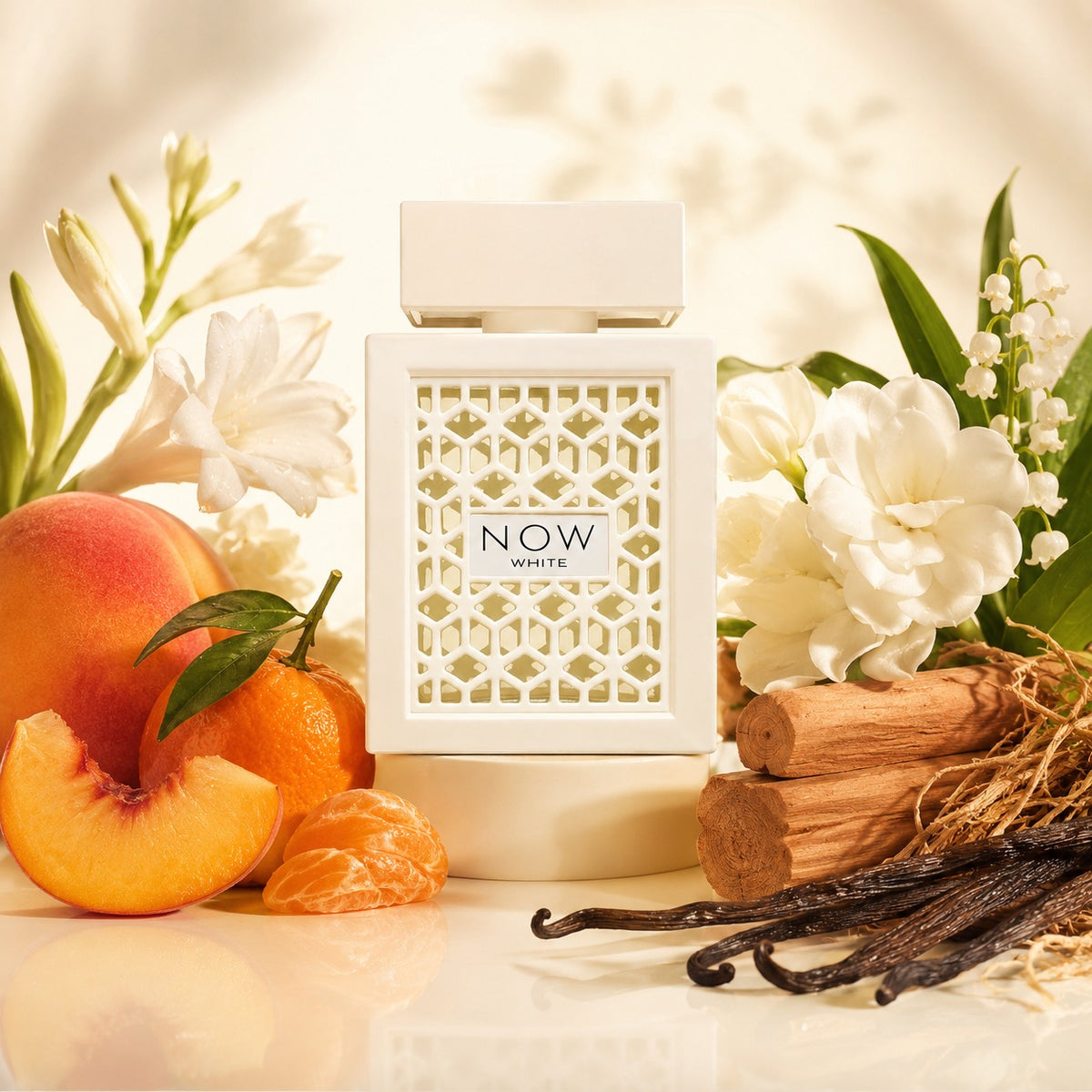 ARVOLA_SHOWCASE — Rave Now White Rave, photo artistique fond clair (pêche, mandarine, tubéreuse, gardénia, muguet, jasmin, bois de santal, vanille, vétiver)