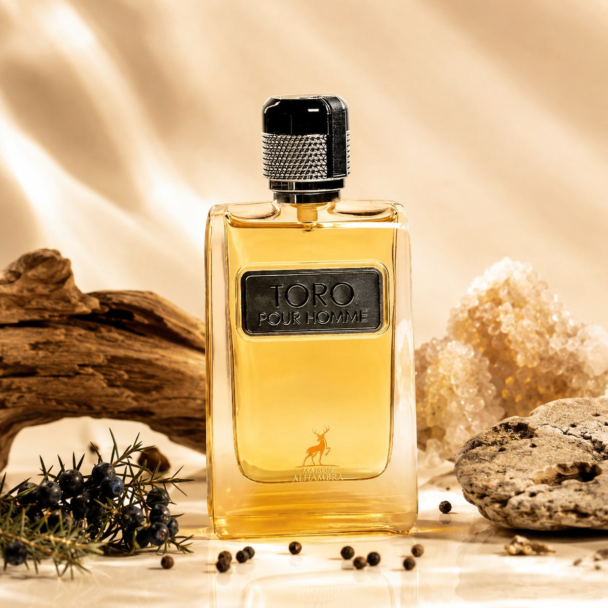 ARVOLA_SHOWCASE — Toro Pour Homme Maison Alhambra, photo artistique fond clair (baies de genévrier, poivre timur, notes minérales, notes boisées)