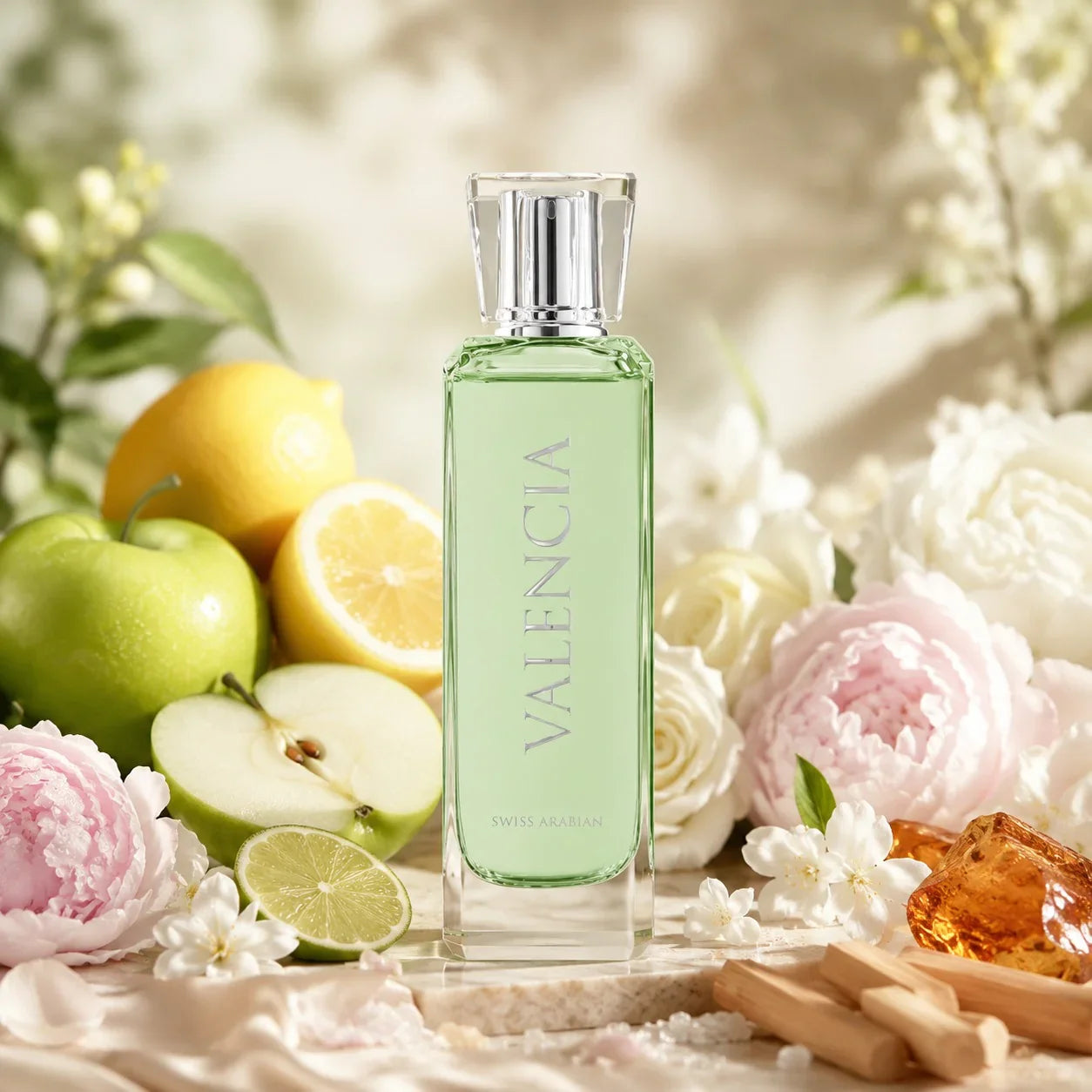 ARVOLA_SHOWCASE — Valencia 1043 Swiss Arabian, photo artistique (pomme, citron, bergamote, rose, jasmin, gardenia, pivoine, bois de santal, musc, ambre, notes poudrees)