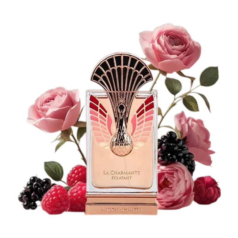 Parfum La Charmante Éclatant entouré de roses roses et de baies rouges