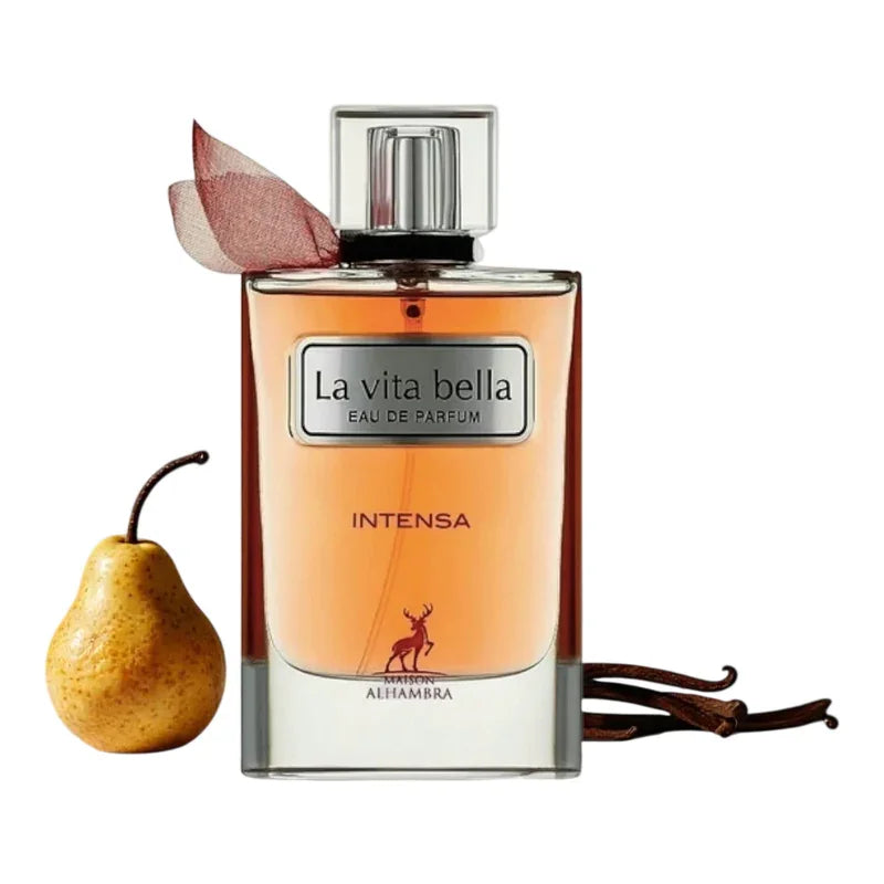 Parfum La Vita Bella Intensa de Maison Alhambra avec une poire et des gousses de vanille