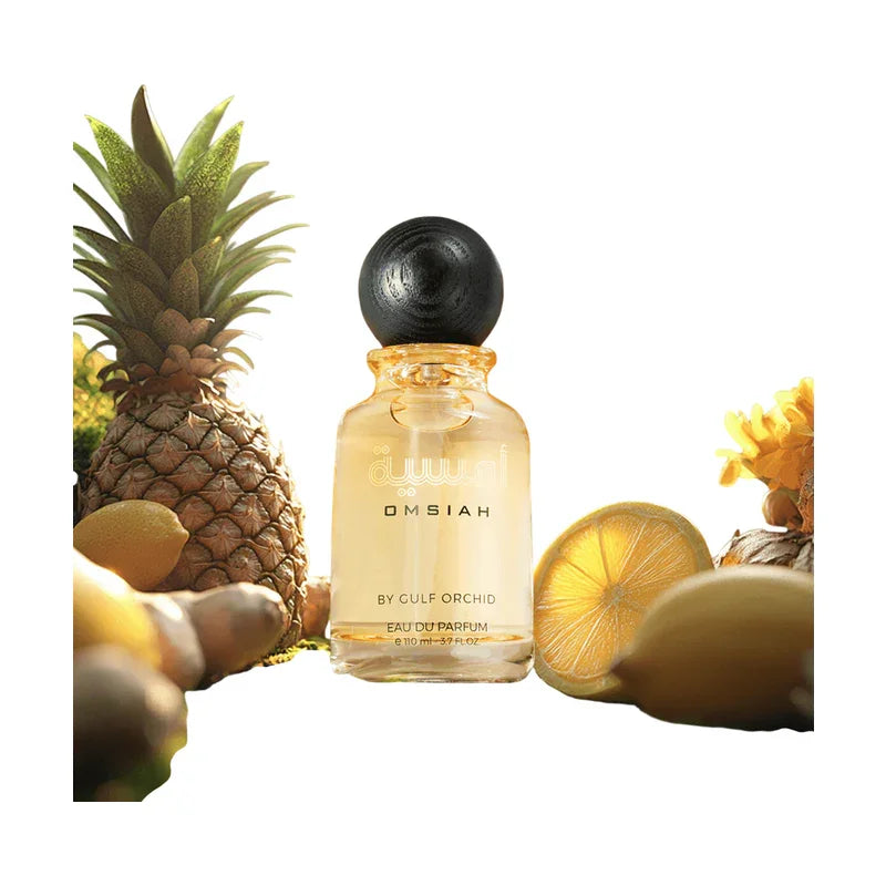 Parfum Eau de Parfum OMSIAH By Gulf Orchid entouré de fruits exotiques et d'un ananas