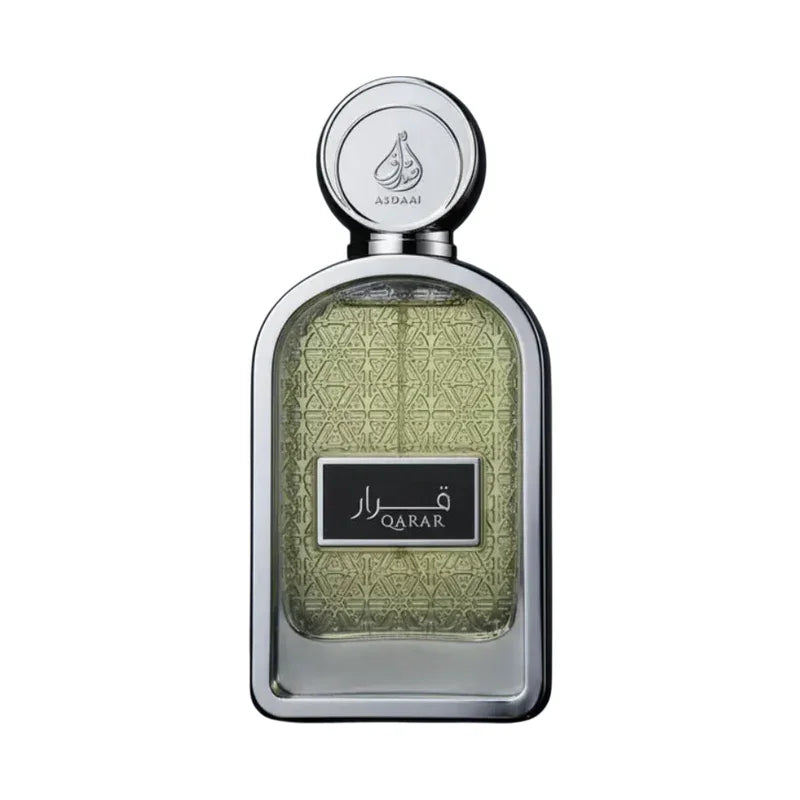 Parfum Asdaai Qarar dans un flacon élégant en verre argenté