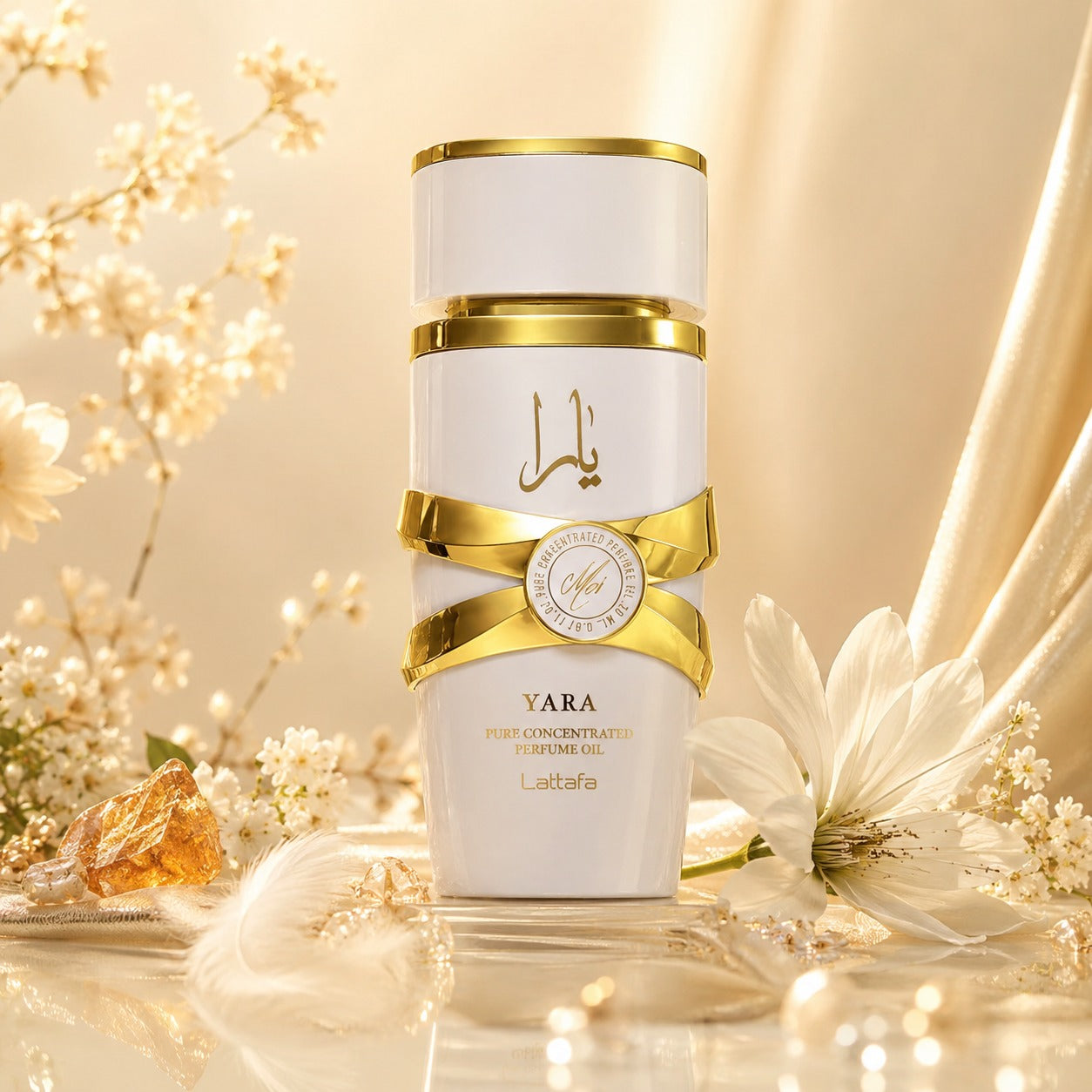 ARVOLA_SHOWCASE — Yara Moi, photo artistique (notes florales et musquées pour un sillage doux, raffiné et durable. À appliquer directement sur la peau pour une fragrance persistante tout au long de la journée. Points forts : • Huile parfumée concentrée, long