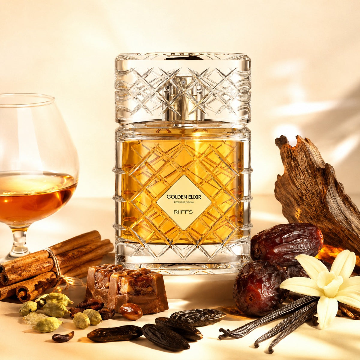 ARVOLA_SHOWCASE — Golden Elixir, photo artistique (Cannelle, Cardamome, Cognac, Praliné, Datte, Fève tonka, Vanille, Musc, Oud)
