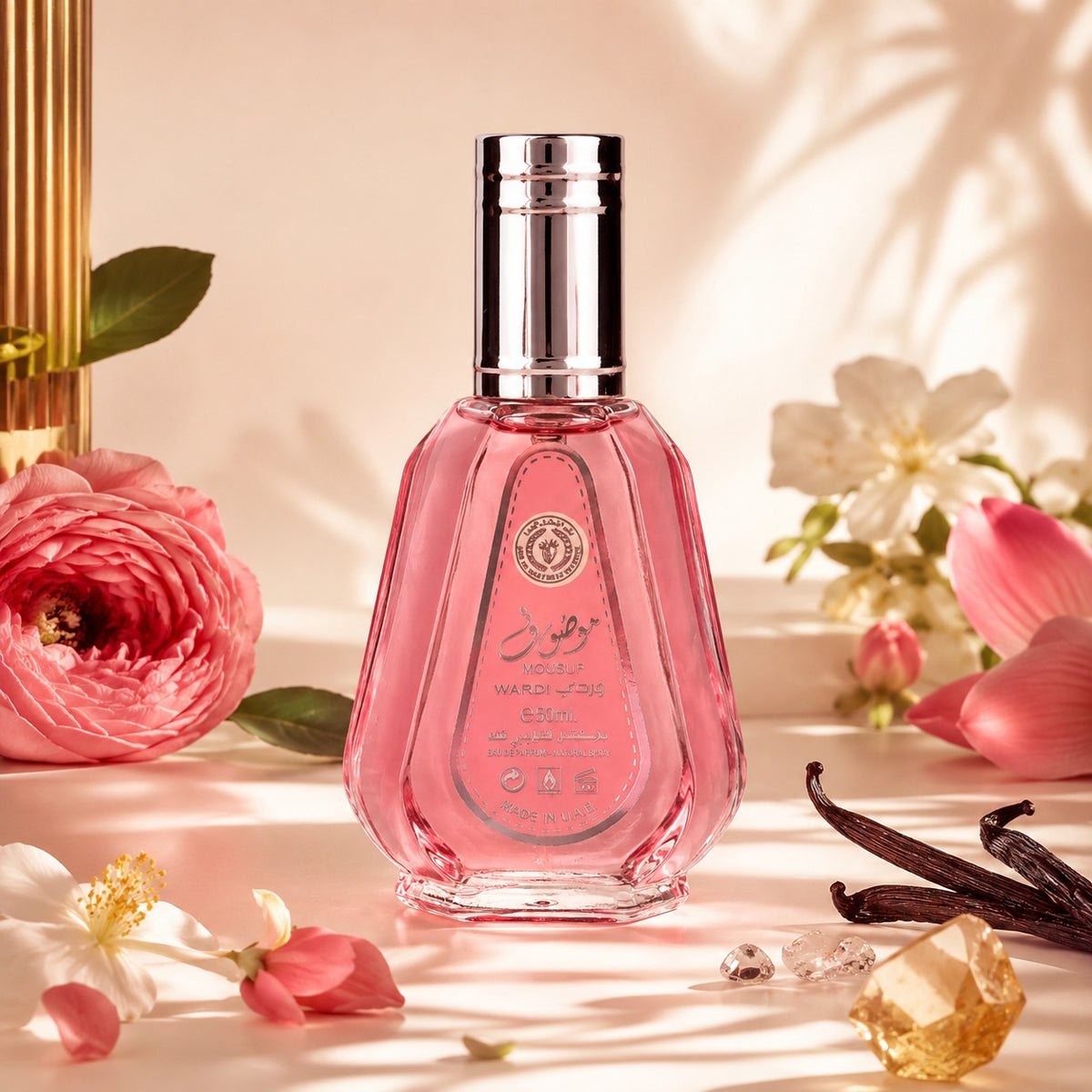 ARVOLA_SHOWCASE — Mousuf Wardi, photo artistique (Mousuf Wardi d’Ard Al Zaafaran est une eau de parfum féminine au format 50 ml, pensée pour celles qui recherchent une signature olfactive raffinée et facile à porter au quotidien. Sa composition met à l’honne