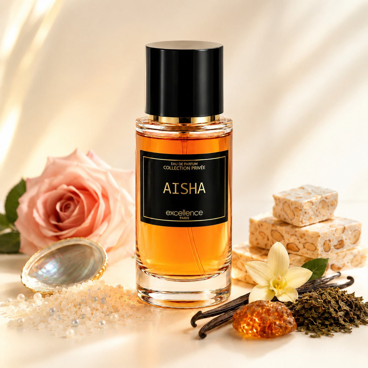 ARVOLA_SHOWCASE — Aisha Black, photo artistique (AISHA est une fragrance élégante et contrastée où la fraîcheur rencontre la gourmandise. Les notes de tête salines et ozonées offrent une ouverture aérienne et lumineuse. Le cœur associe la rose délicate à la