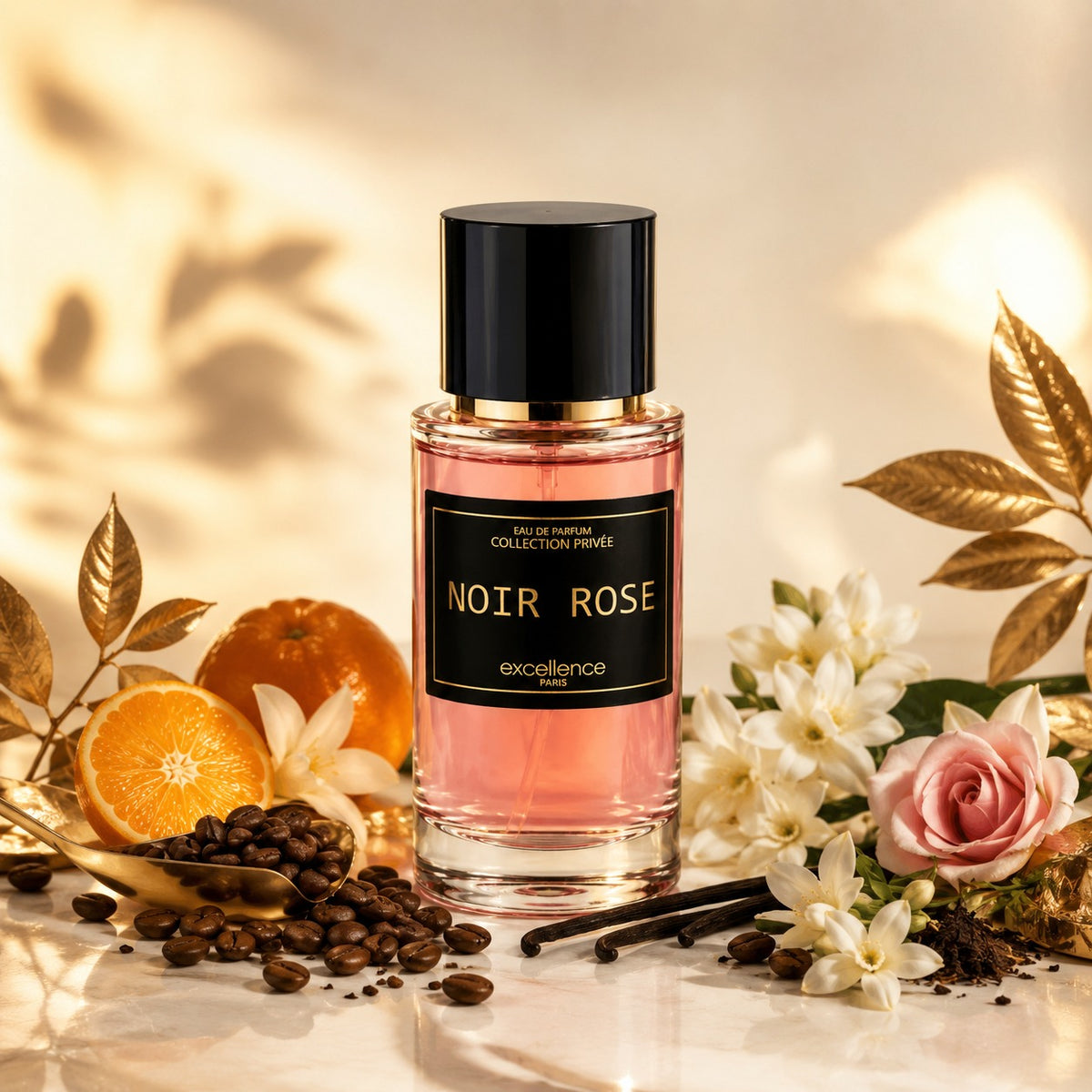 ARVOLA_SHOWCASE — Noir Rose Black, photo artistique (NOIR ROSE est une fragrance intense et contrastée, où la profondeur gourmande rencontre l’élégance florale. L’ouverture marie la richesse du café à la fraîcheur vibrante des agrumes, créant une première im