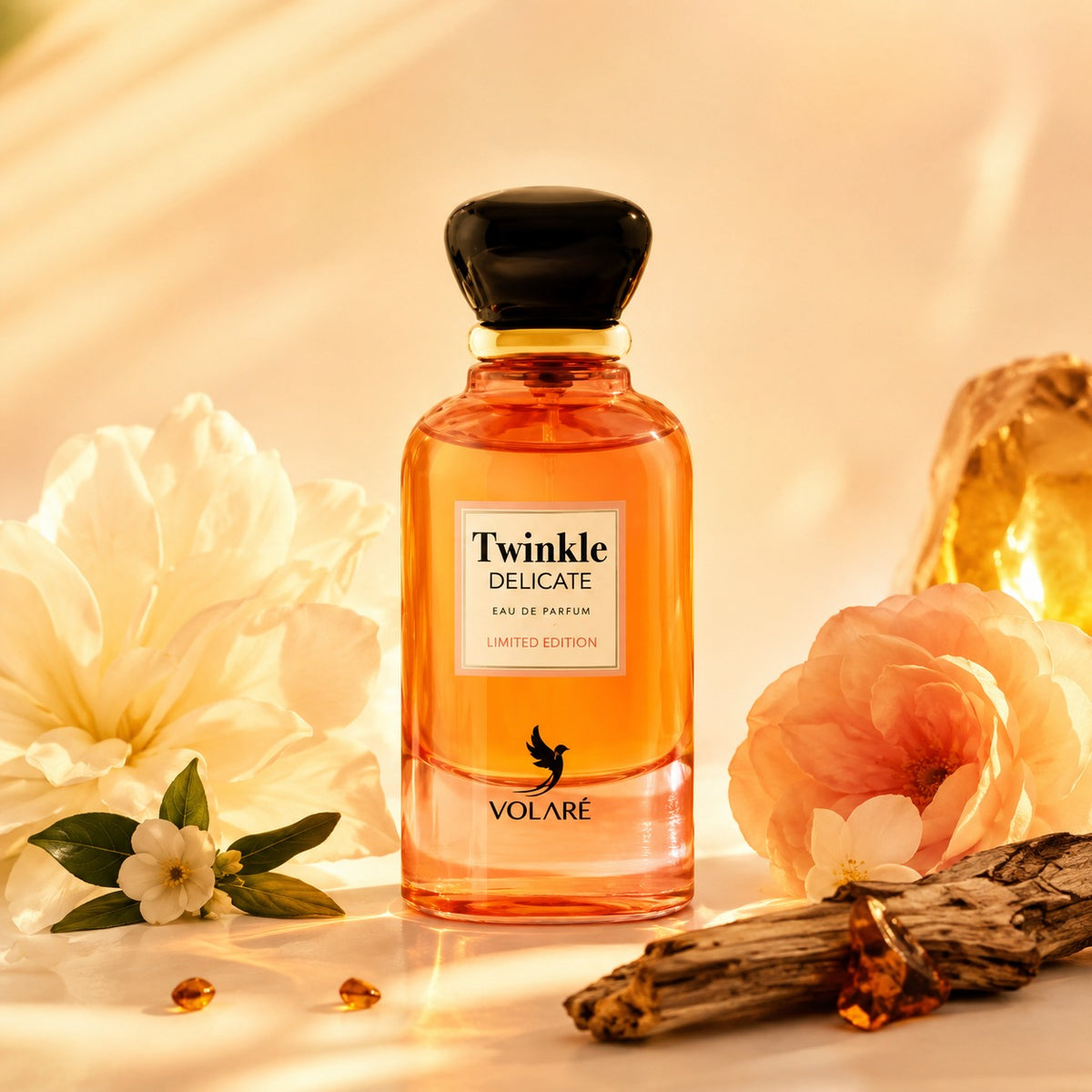 ARVOLA_SHOWCASE — Twinkle Delicate, photo artistique (s'ouvre sur des notes florales captivantes, suivies par un cœur léger et aérien, pour s'épanouir sur un fond doux et chaleureux. La finesse de ce parfum réside dans son équilibre parfait entre délicatesse