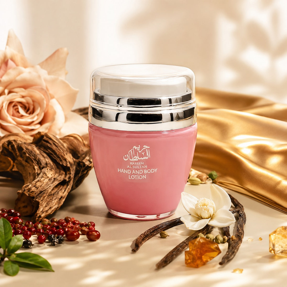 ARVOLA_SHOWCASE — Hareem Al Sultan Lotion, photo artistique (fragrance chaleureuse et sophistiquée, mêlant nuances boisées et épicées au caractère envoûtant. Idéale au quotidien comme pour les occasions particulières, cette lotion se glisse aisément dans un