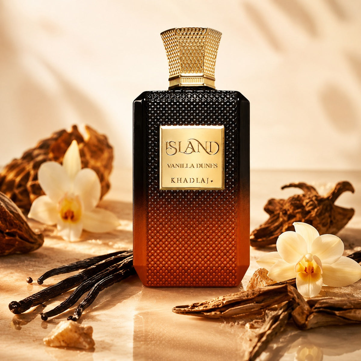 ARVOLA_SHOWCASE — Island Vanilla Dunes, photo artistique (Découvrez la fragrance exotique et sophistiquée avec notre Islande Vanille Dunes - KHADLAJ en flacon de 100 ml. Cette eau de parfum vous invite à un voyage olfactif unique, capturant la douce chaleur
