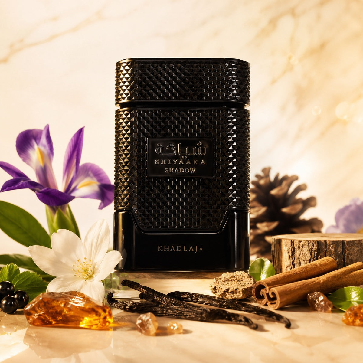 ARVOLA_SHOWCASE — Shiyaaka Shadow, photo artistique (Découvrez Shiyaaka de KHADLAJ, une fragrance envoûtante encapsulée dans un flacon de 100 ml, qui capture l'essence de l'élégance et de la sophistication. Ce parfum exquis s'ouvre sur un bouquet de notes fl