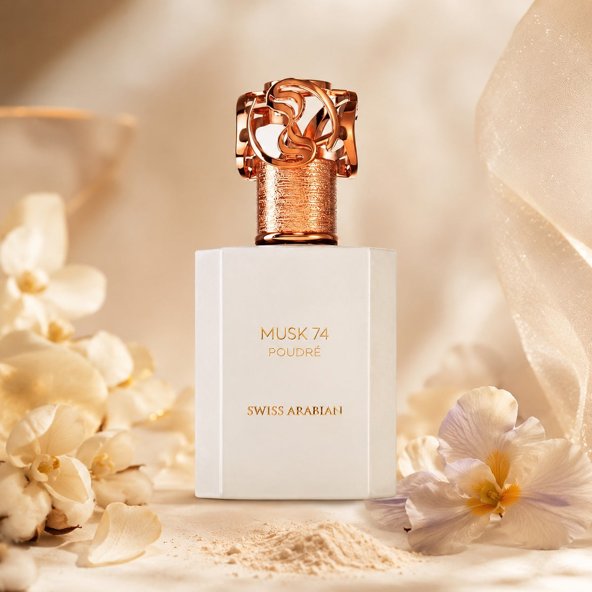 ARVOLA_SHOWCASE — Musk 74 Poudree, photo artistique (notes musquées et poudrées, créant une aura de mystère et de sophistication. SWISS ARABIAN, une maison de parfumerie renommée pour son expertise et sa passion, a su capturer l'essence même du luxe oriental