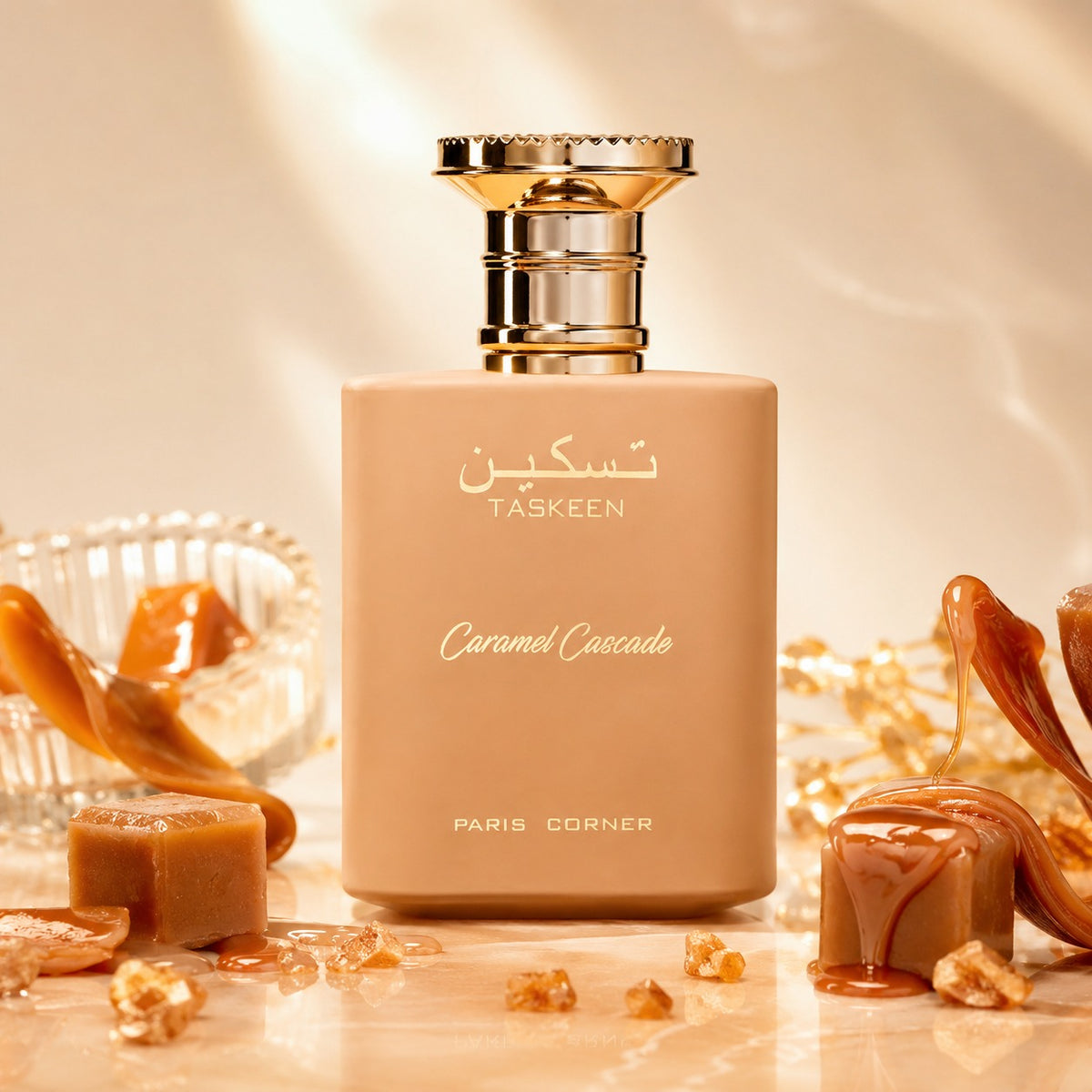 ARVOLA_SHOWCASE — Taskeen Caramel Cascade, photo artistique (accord caramel, riche et onctueux, se déploie avec douceur pour créer une sensation chaleureuse, à la fois réconfortante et raffinée, idéale au quotidien comme pour les sorties. Sa composition met