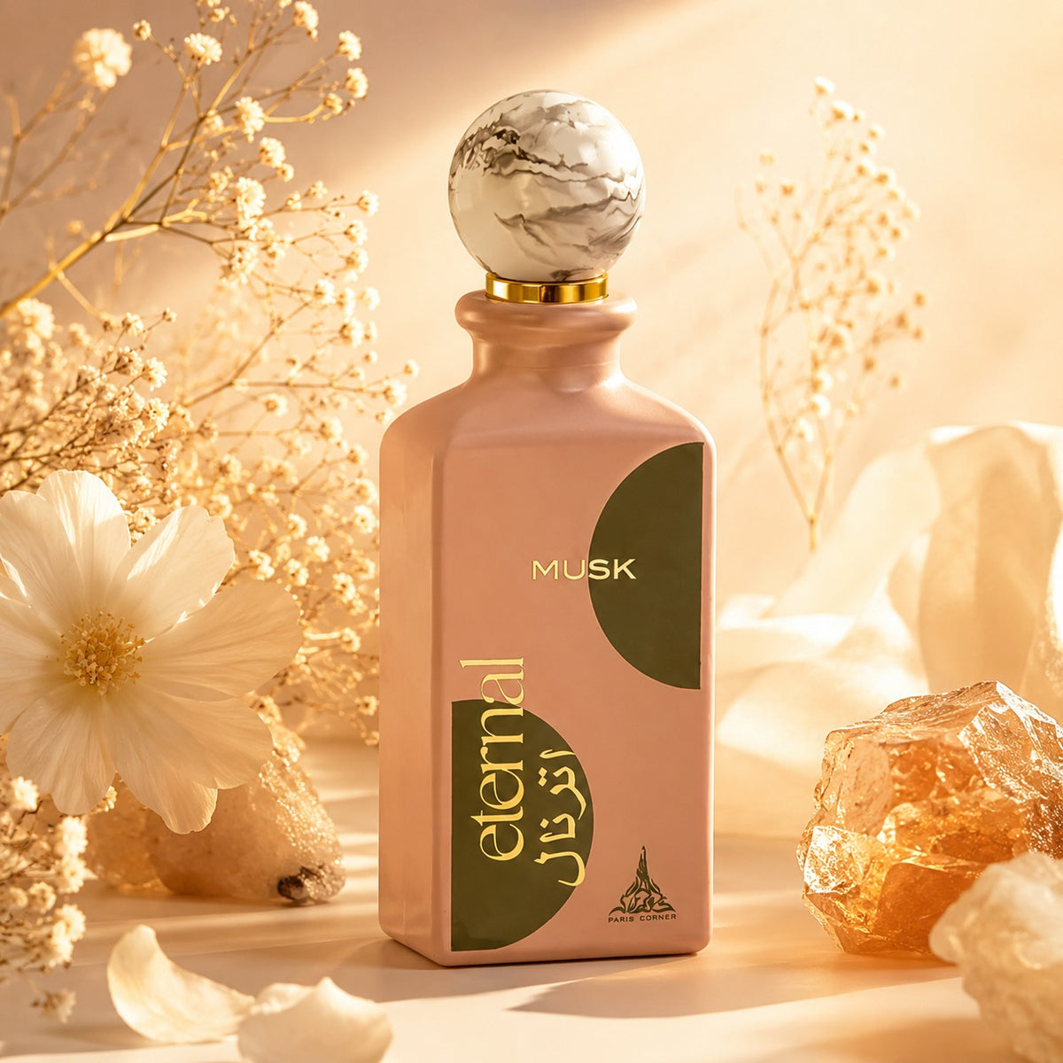 ARVOLA_SHOWCASE — Eternal Musk, photo artistique (Eternal Musk de Paris Corner est une eau de parfum raffinée qui met à l’honneur la sensualité intemporelle du musc. Sa composition enveloppante offre un sillage propre, doux et élégamment poudré, idéal pour c