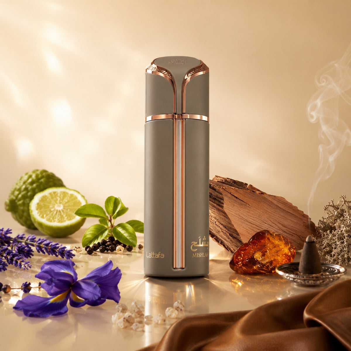 ARVOLA_SHOWCASE — Mishlah, photo artistique (Bergamote, Poivre noir, Lavande, Petit-grain, Iris, Ambre, Bois de cèdre, Musc, Encens Profil olfactif – Mishlah Une fragrance cuirée et boisé)