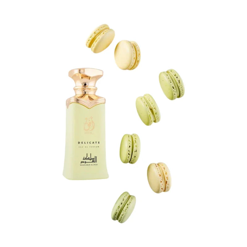 Flacon de parfum Eau de Parfum Delicate entouré de macarons de couleur vert pâle.