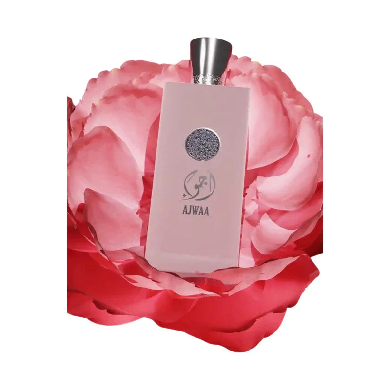 Parfum Ajwaa dans un flacon rose élégant posé sur une fleur de pivoine rouge.