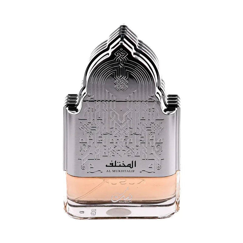 Parfum Al Mukhtalif de Nusuk dans un flacon argenté sculpté aux motifs orientaux.