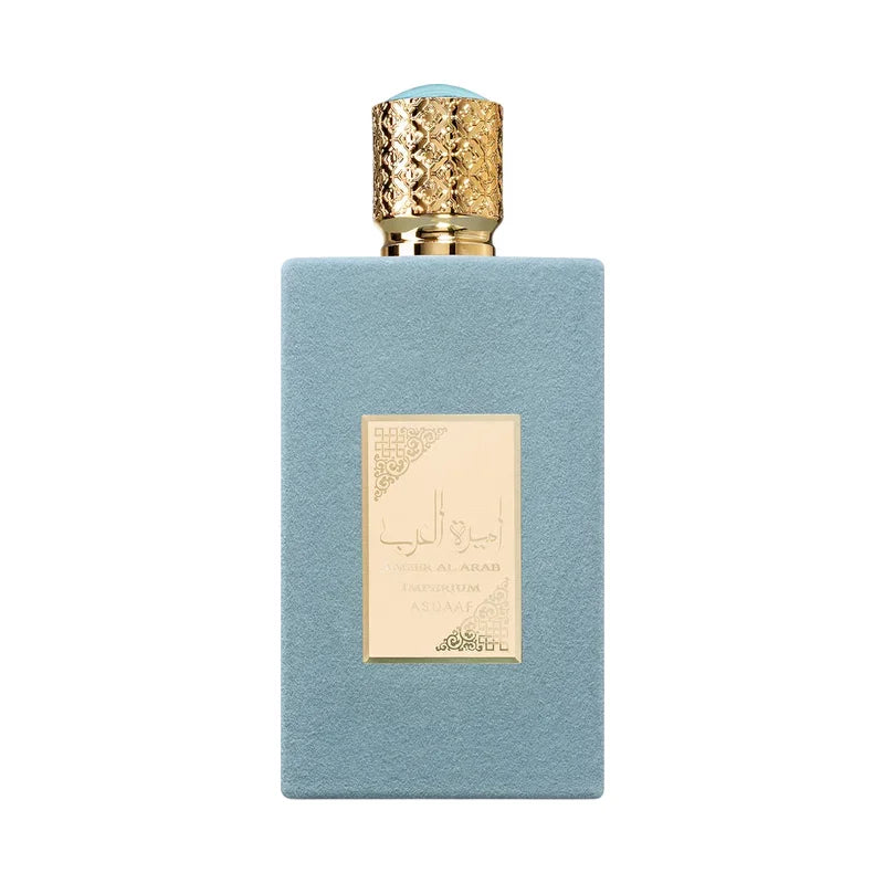 Parfum de luxe en flacon bleu avec capuchon doré orné, étiquette arabe élégante