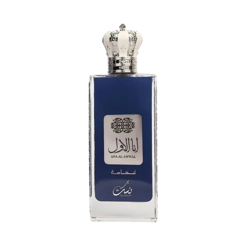 Parfum Ana Al Awwal de Nusok dans un flacon bleu élégant avec bouchon argenté travaillé.