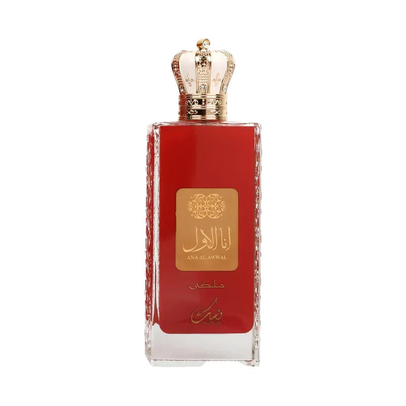Flacon de parfum rouge luxueux avec bouchon doré en forme de couronne et étiquette dorée.