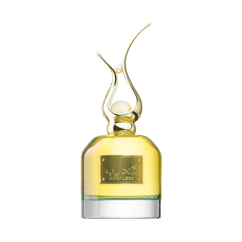 Flacon de parfum de luxe doré et transparent avec bouchon sculptural perlé.