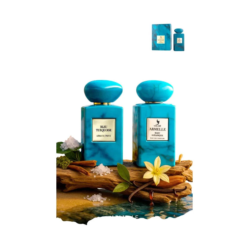 Parfum bleu turquoise Armelle Bleu Océanique et flacon de parfum sur bois et fleurs