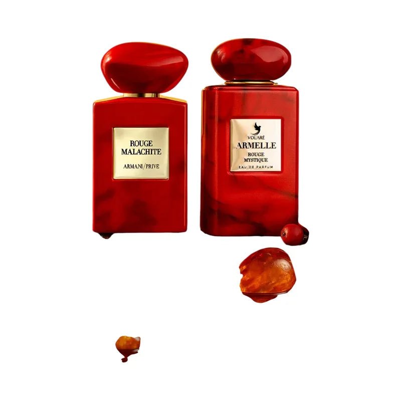 Parfums Armani Privé Rouge Malachite et Armelle Rouge Mystique dans des flacons rouges.
