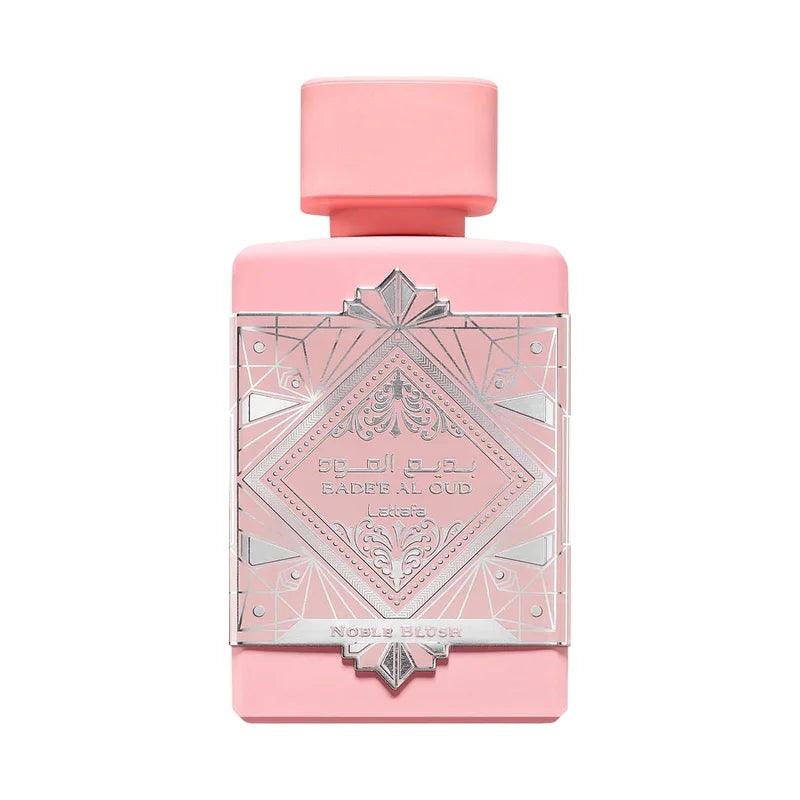 Flacon rose parfum Noble Blush avec étiquette argentée ornée, design élégant et détails géométriques