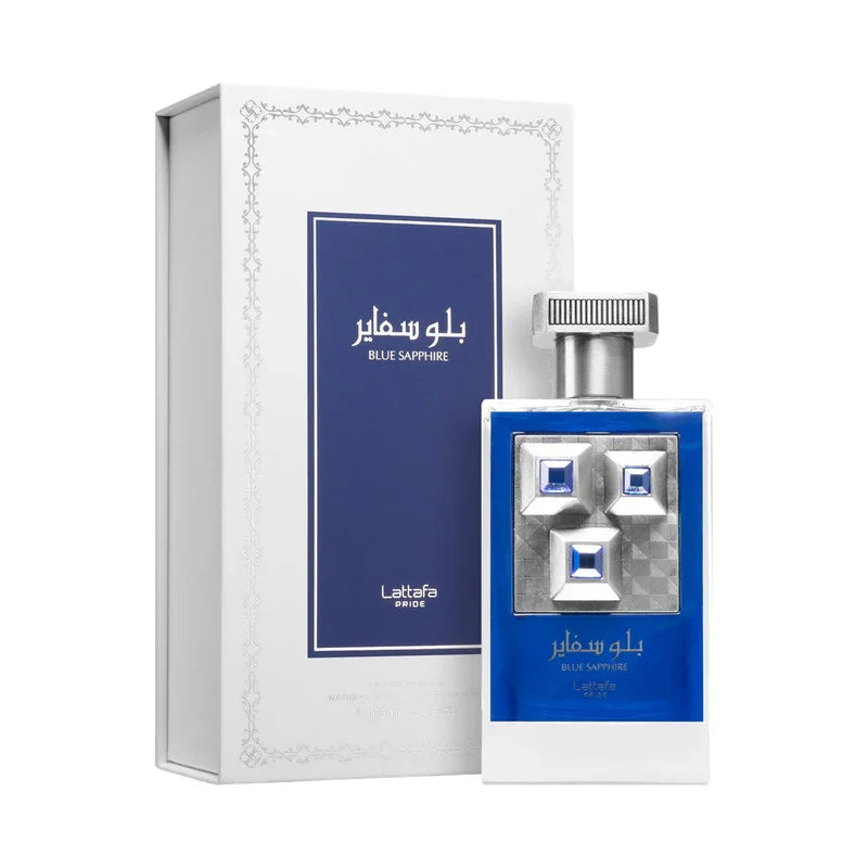Parfum Blue Sapphire de Lattafa Pride avec son flacon bleu et son coffret blanc.