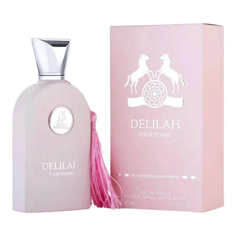 Parfum Delilah pour femme en flacon rose avec pompon et son coffret élégant.