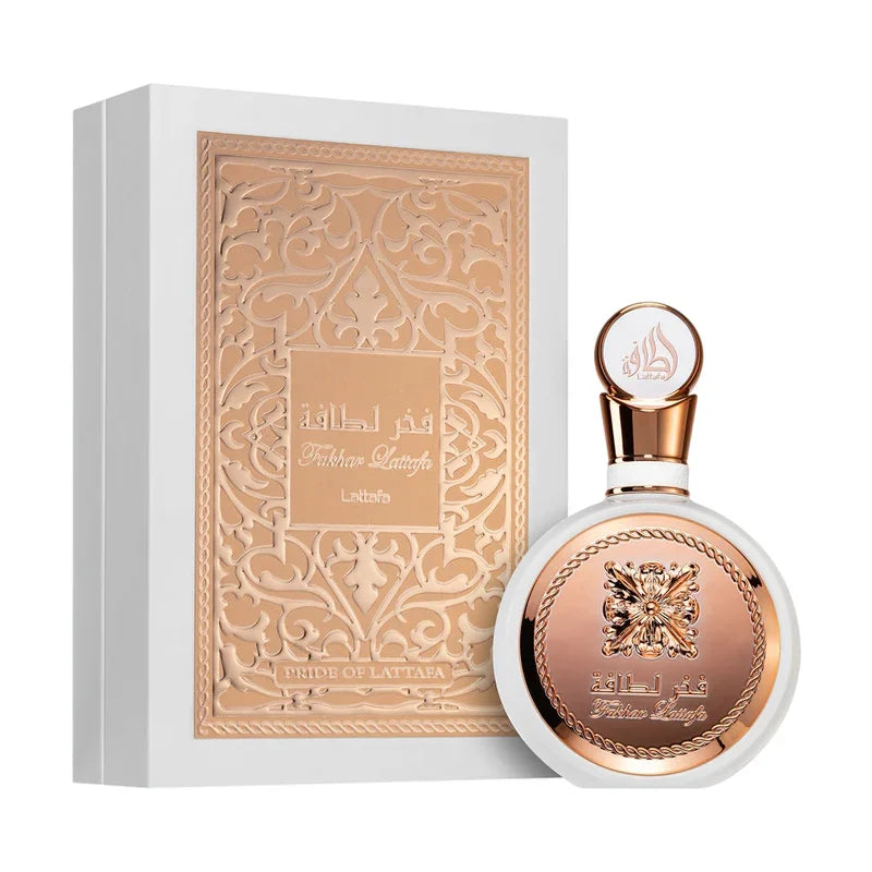Parfum Fekhar Lattafa dans son coffret blanc et doré élégant.