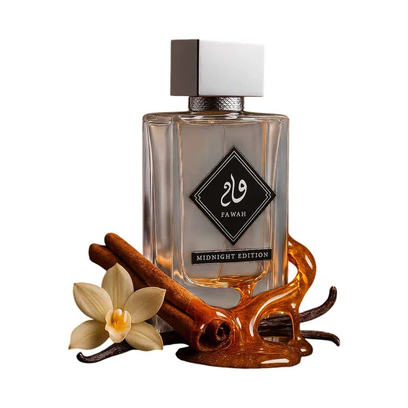 Parfum Fawah Midnight Edition entouré de bâtons de cannelle et de fleurs de vanille.