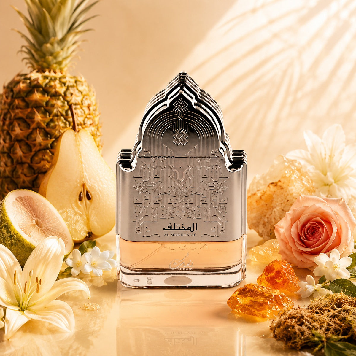 ARVOLA_SHOWCASE — Al Mukhtalif, photo artistique (Poire, Ananas, Bergamote, Rose, Jasmin, Lys, Musc, Ambre, Patchouli)