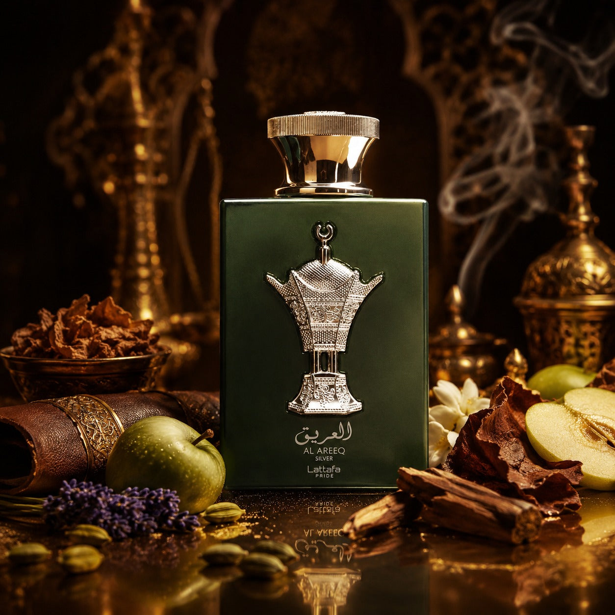 ARVOLA_SHOWCASE — Al Areeq Silver Lattafa, photo artistique (cardamome, lavande, pomme, agar, cypres, jasmin, tabac, cuir, musc, santal, vanille)