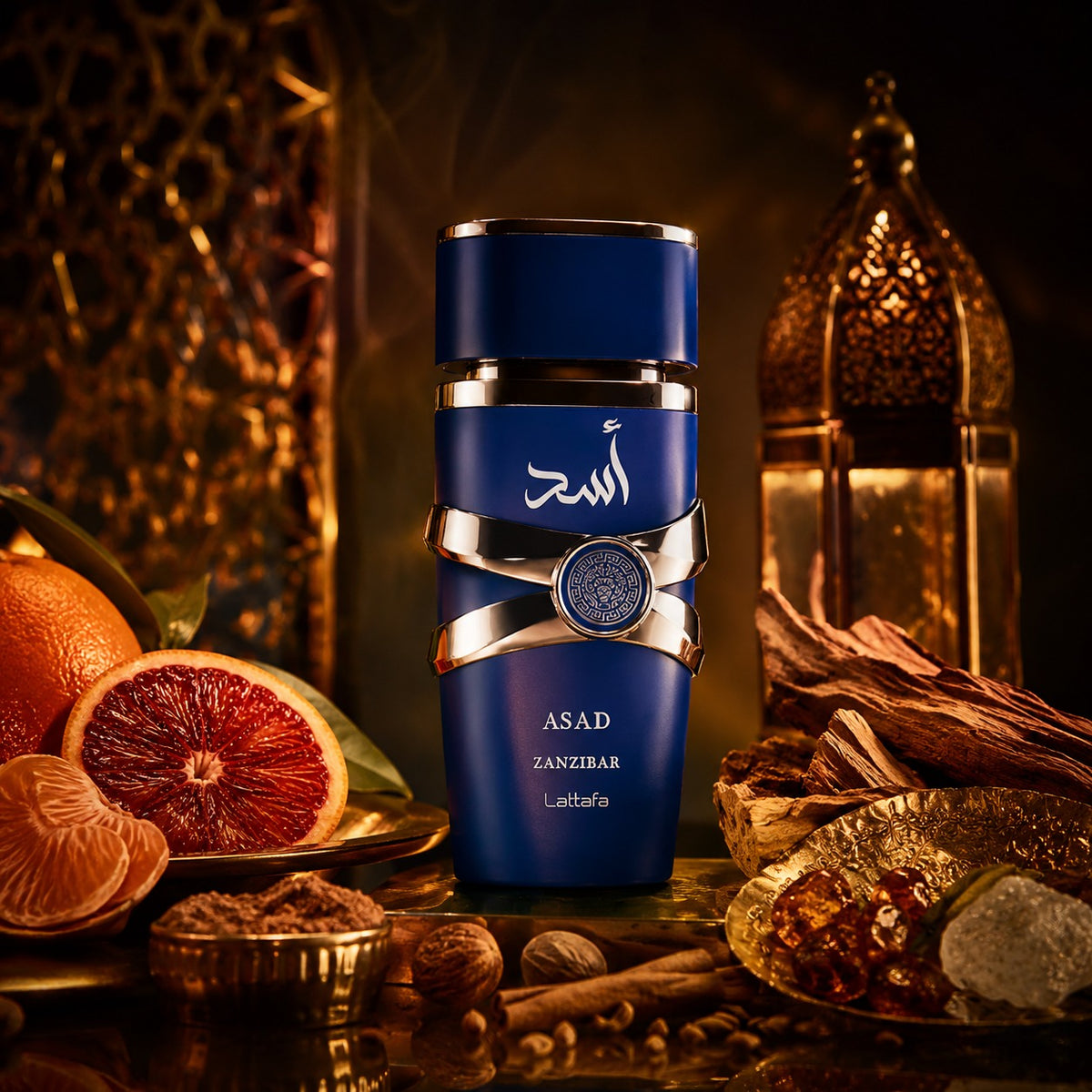 ARVOLA_SHOWCASE — Asad Zanzibar Lattafa, photo artistique (bergamote, orange sanguine, mandarine, cannelle, gingembre, muscade, bois de santal, patchouli, ambre gris, musc)
