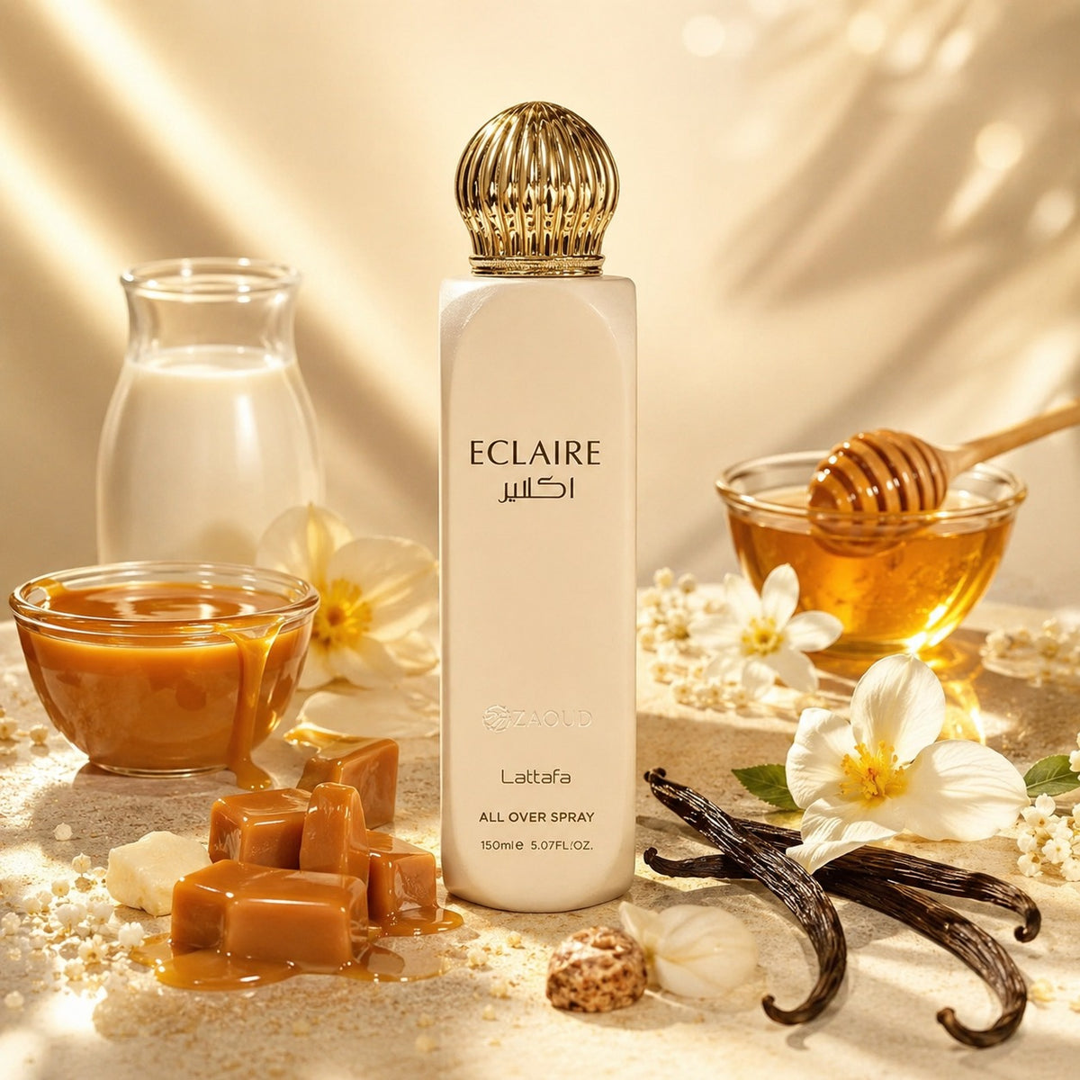 ARVOLA_SHOWCASE — Eclaire All Over Spray Asdaaf, photo artistique fond clair (caramel, lait chaud, sucre fondu, miel doré, fleurs blanches, vanille, praliné, musc blanc)