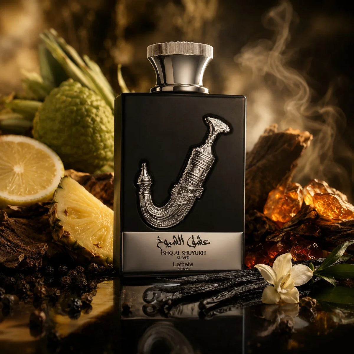 ARVOLA_SHOWCASE — Ishq Al Shuyukh Silver Lattafa Pride, photo artistique (cedrat, bergamote, ananas, poivre noir, vanille, cedre, amberwood, patchouli)